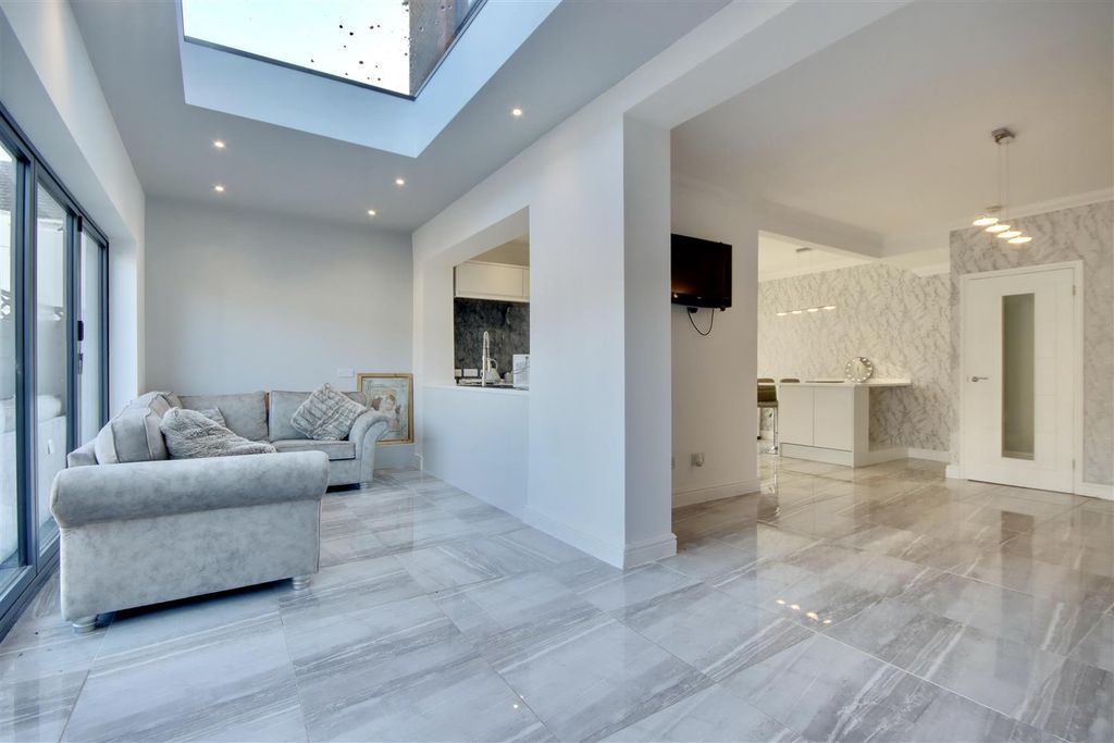 Property photo 2 of 14 CC885A54-7F46-4Ae9-BA3D-Ef2D62A9284E_1_201_A.Jpeg