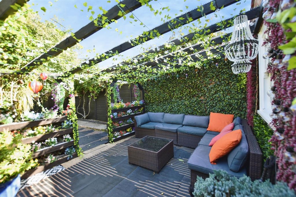 Property photo 2 of 20 0Bfb0857-Garden 20Pergola.Jpg
