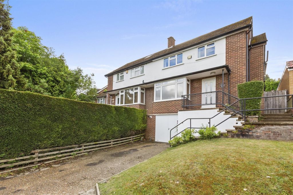 Property photo 1 of 16 3 Dean Close, Hp12 3Ns-14.Jpg