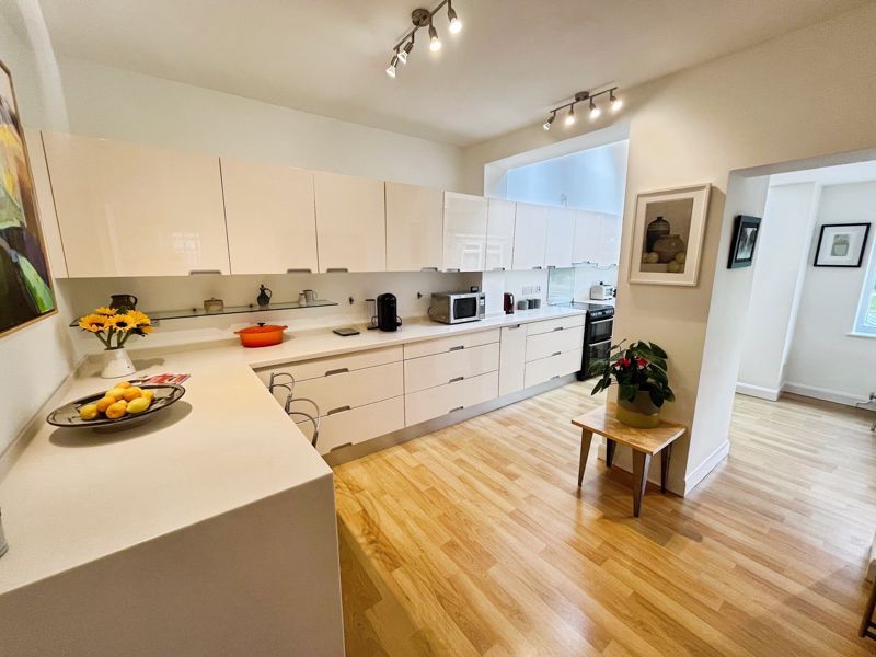 Property photo 3 of 19 Kitchen