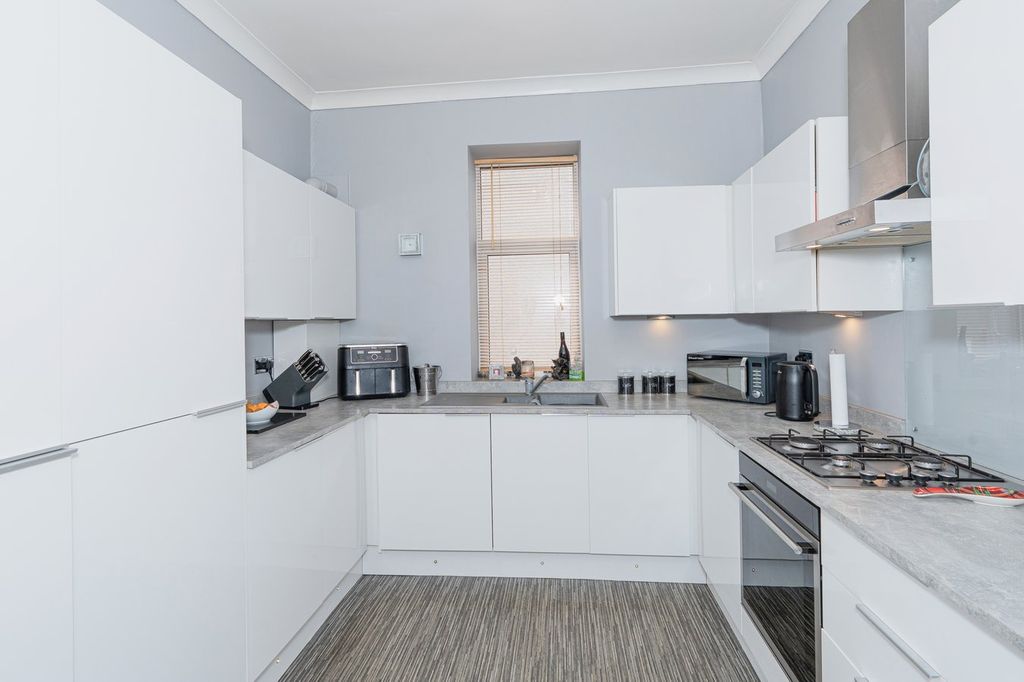 Property photo 2 of 31