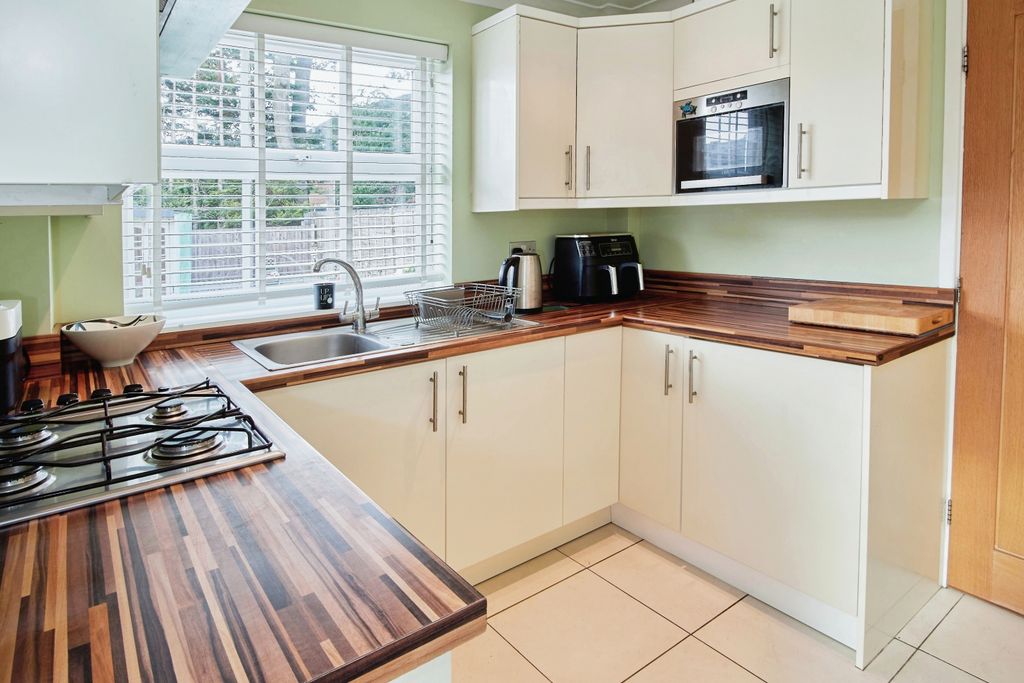 Property photo 3 of 9 Kitchen