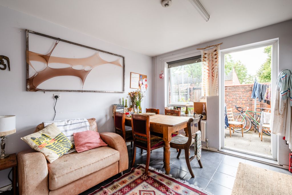 Property photo 2 of 7 Victorian Grove 115 - 3