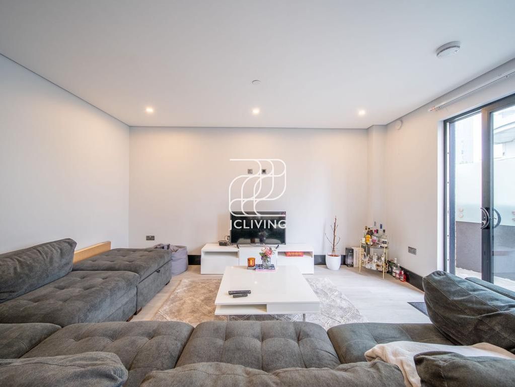 Property photo 1 of 14 Luxury Penthouse In Aldgate East, E1