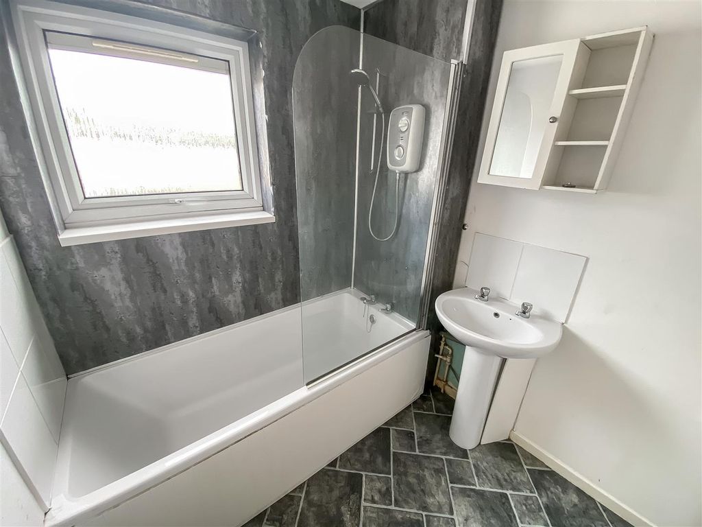 Property photo 2 of 8 Bathroom.Jpg