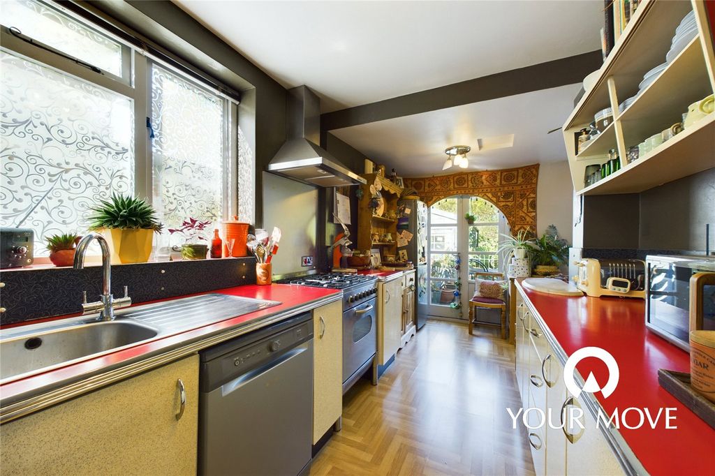 Property photo 3 of 21 Kitchen