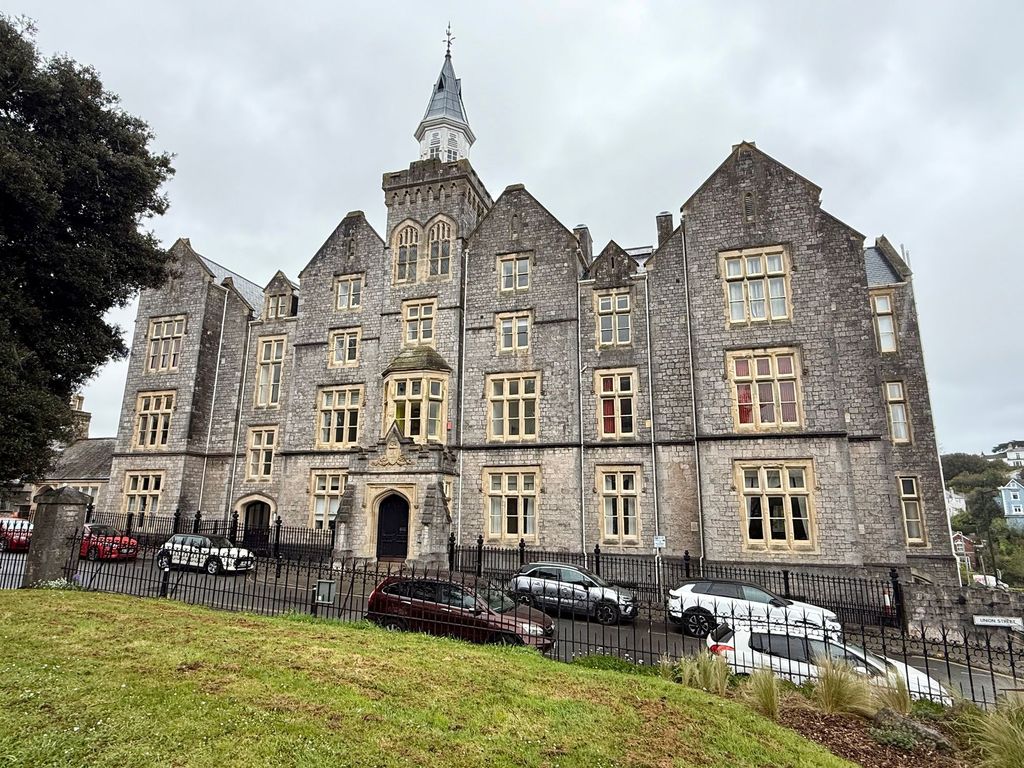 Property photo 1 of 20