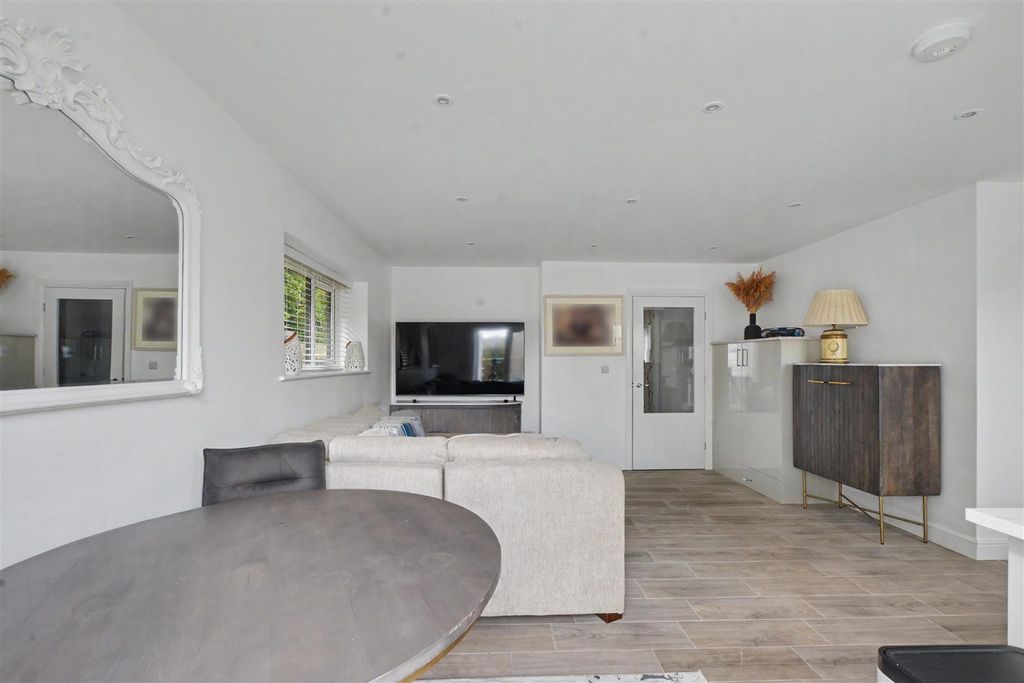 Property photo 3 of 18 Living/Dining Kitchen