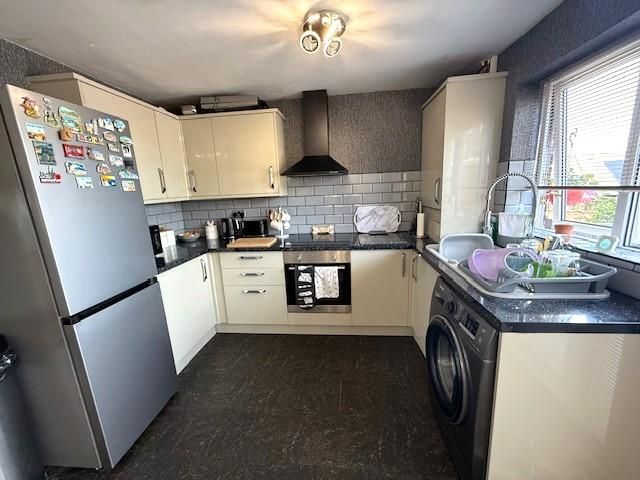 Property photo 3 of 10 Dining Kitchen