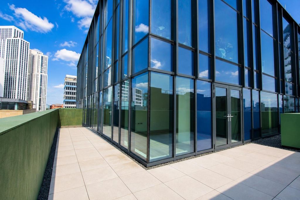 Property photo 3 of 22 Modern Roof Terrace With Stunning City Views...