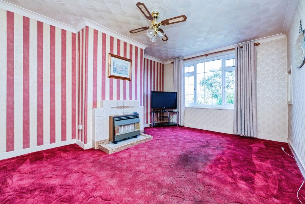 Property photo 3 of 24 Pbox-Living_Room-344463.Jpg