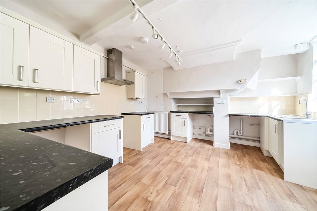 Property photo 3 of 12 Kitchen