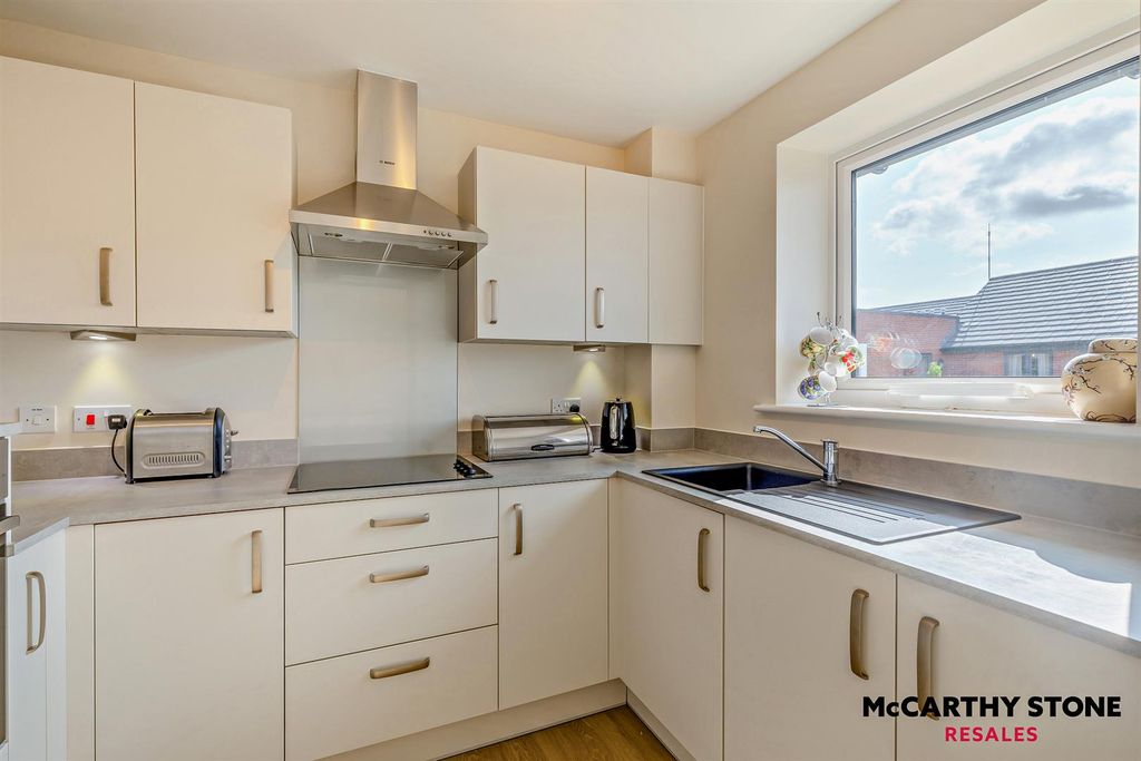 Property photo 3 of 21 Kitchen