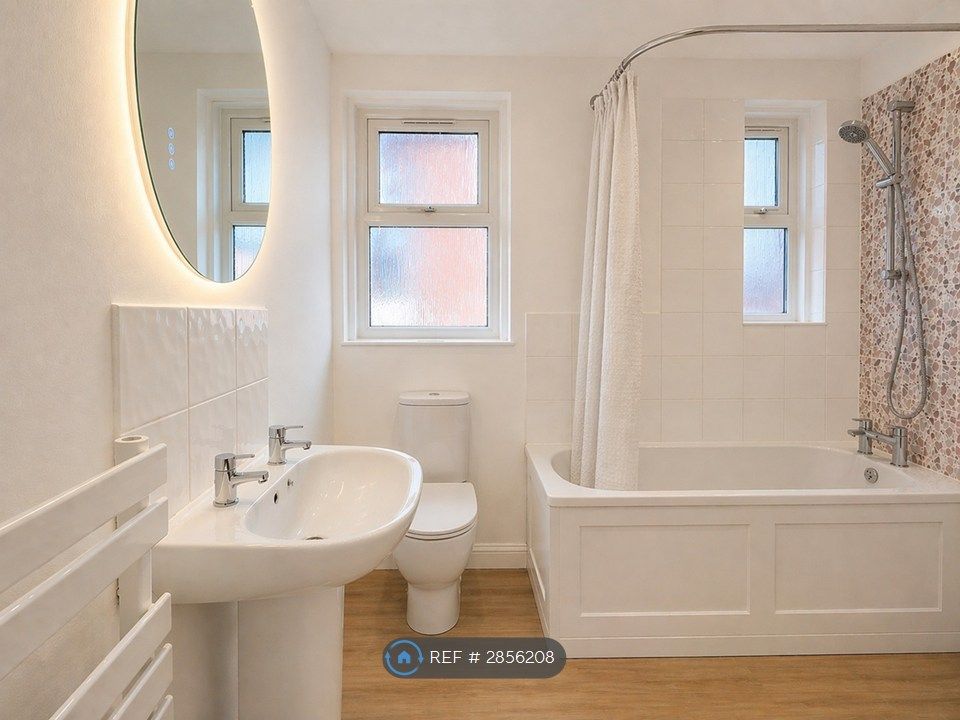 Property photo 3 of 9 Full Bathroom
