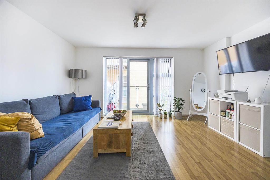 Property photo 2 of 17 Queen Mary Avenue, E18