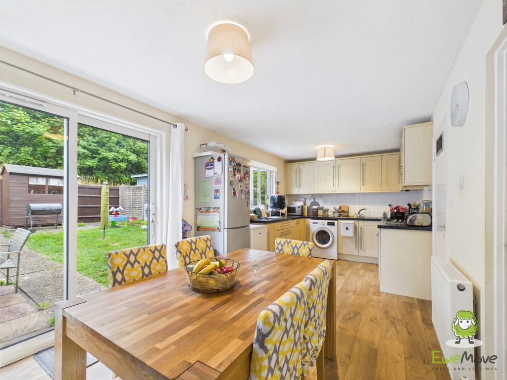 Property photo 2 of 15 Ewemove Basingstoke Gainsborough Road Kitchen