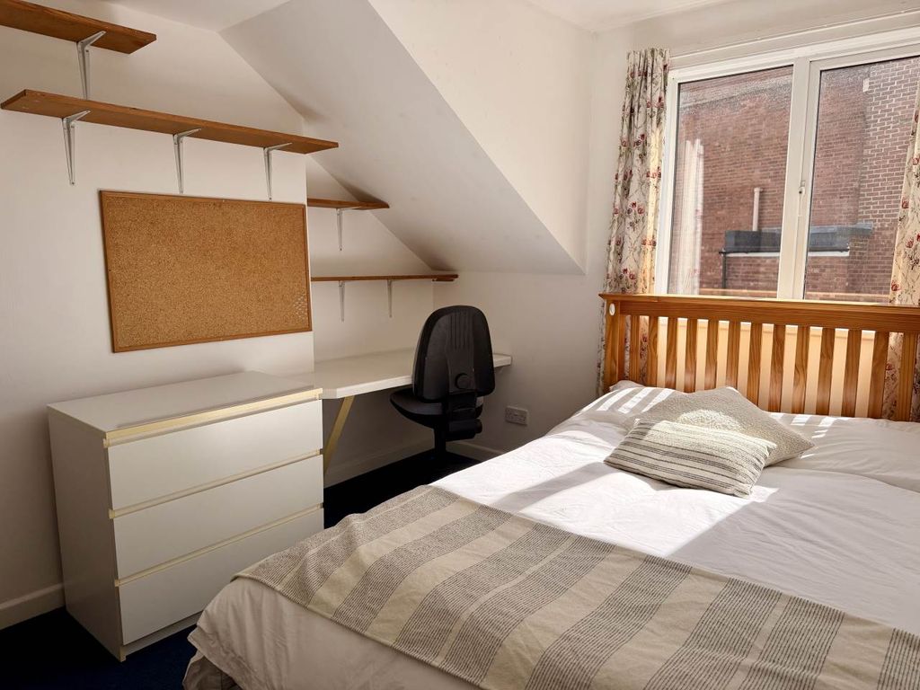 Property photo 2 of 12 Room 5