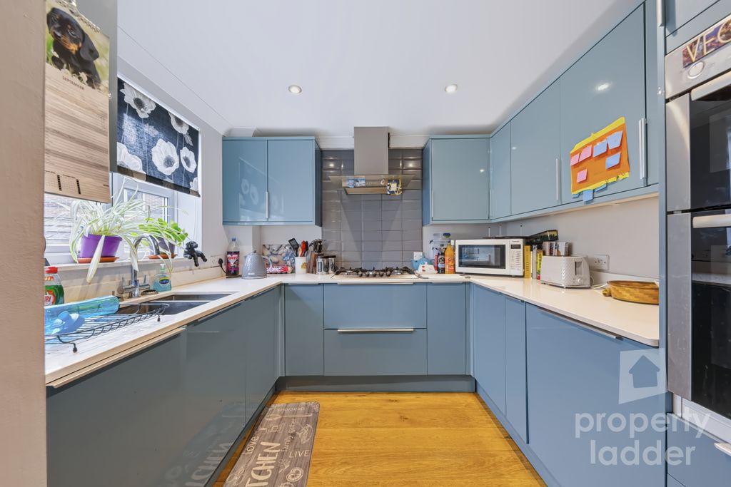 Property photo 2 of 11 Pl