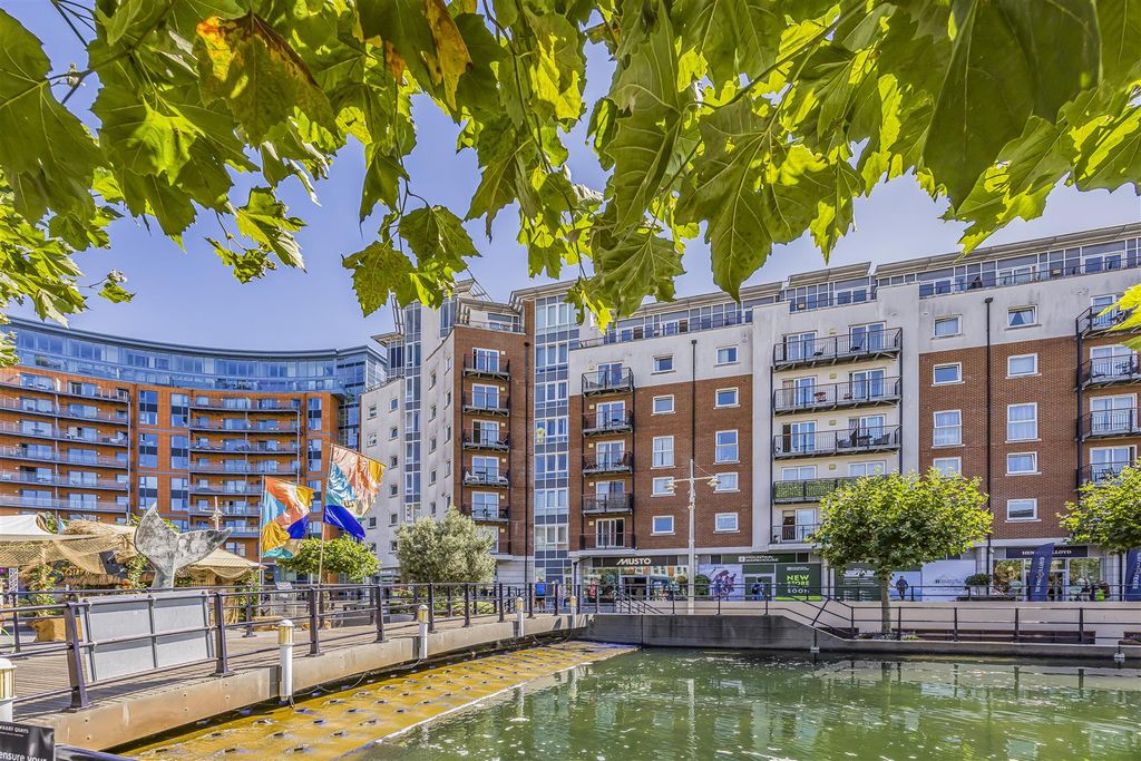 Property photo 1 of 13 Breacon House, Gunwharf Quays, Portsmouth-Porticom