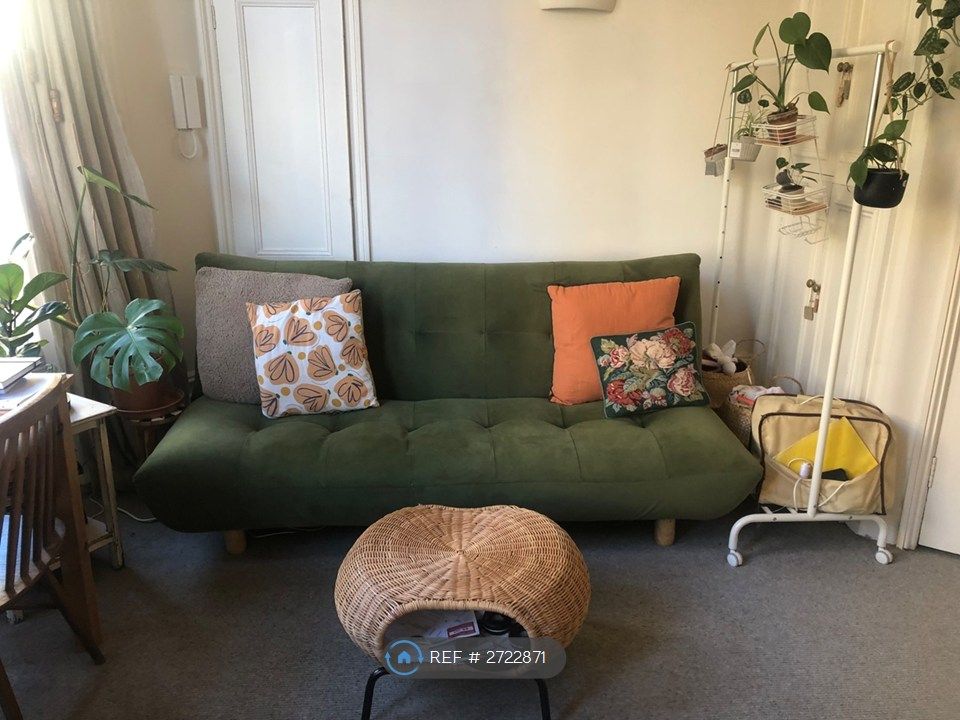 Property photo 3 of 13 Lounge