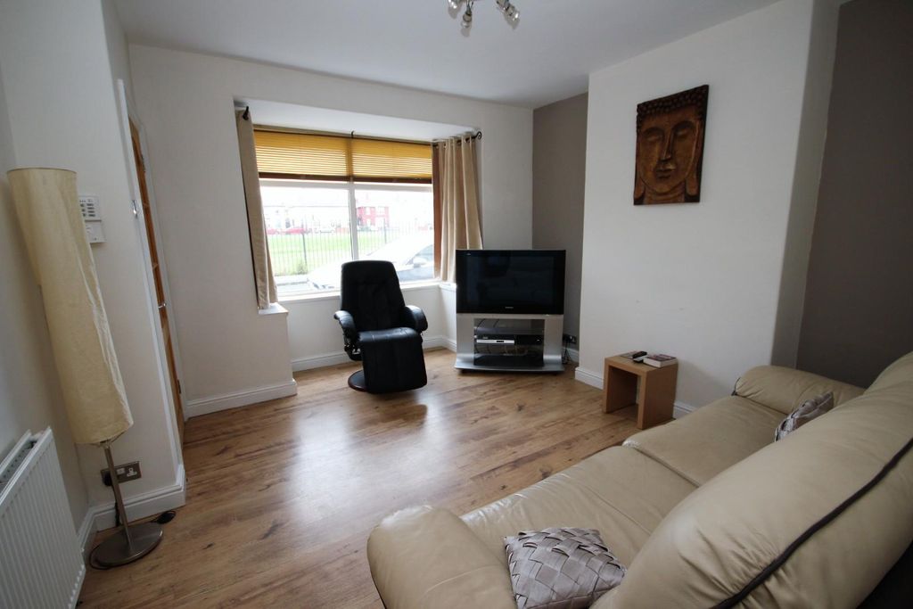 Property photo 3 of 12 Lounge