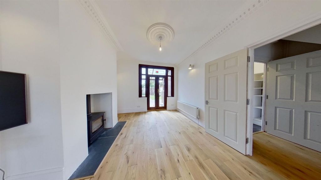 Property photo 3 of 15 Cranleigh Gardens Ig11