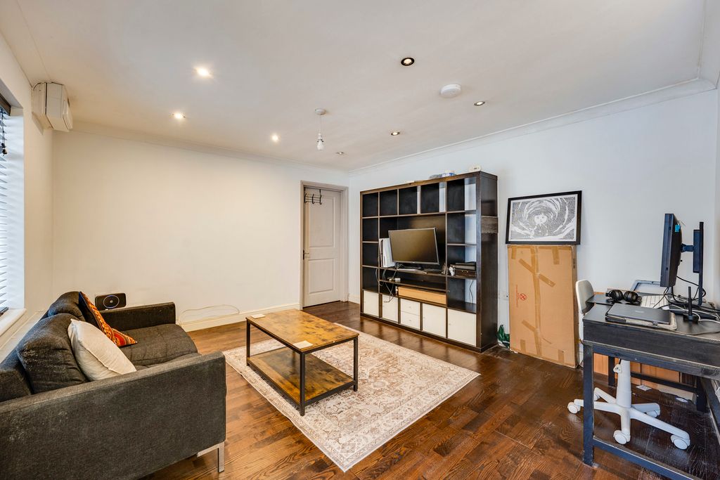 Property photo 1 of 10 Reception/Kitchen