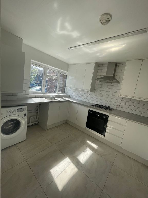 Property photo 1 of 10 3 Bedroom House For Rent In En8