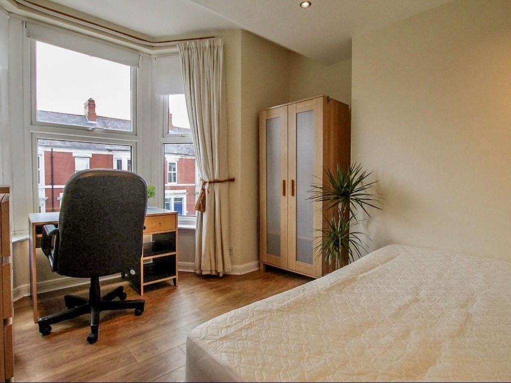 Property photo 2 of 12 Bed3.Jpg