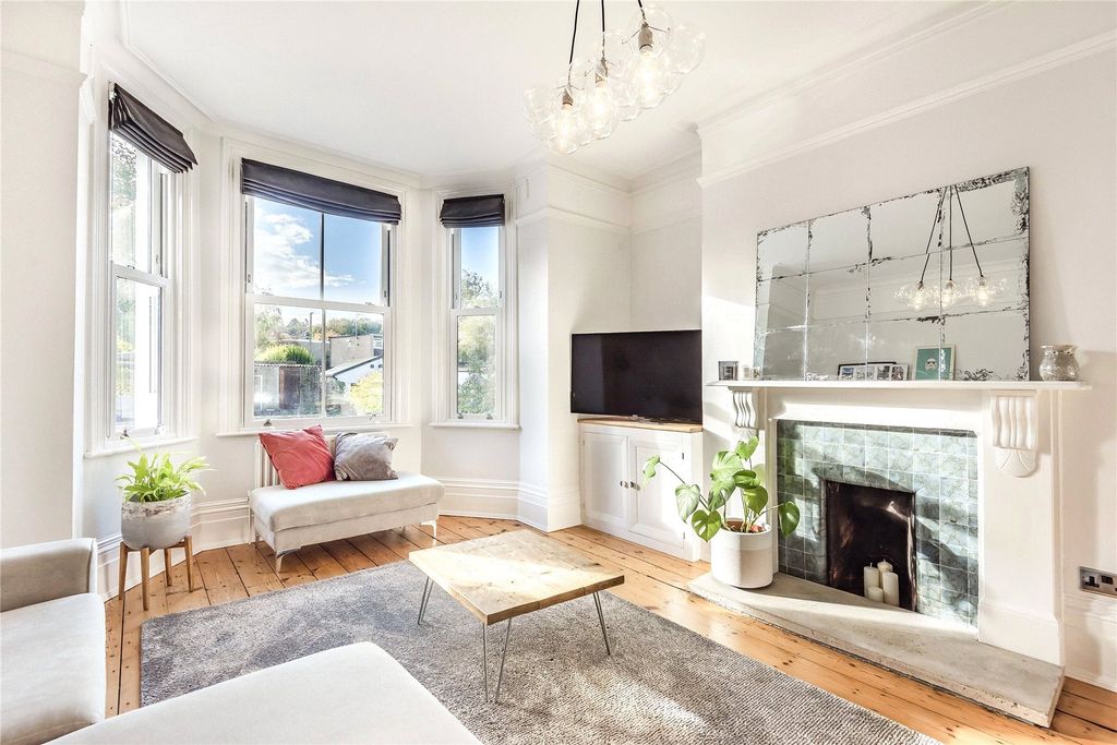 Property photo 1 of 17 Living/Dining Room