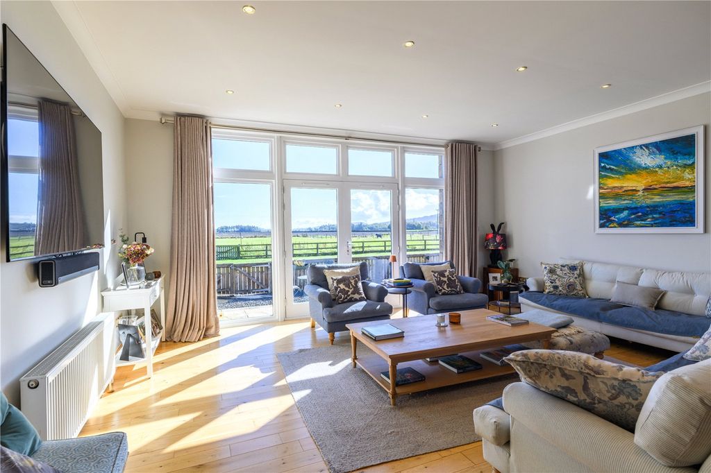 Property photo 3 of 28 Sitting Room