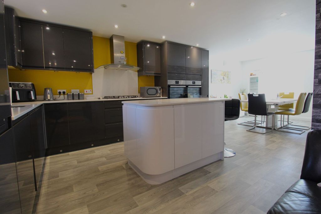 Property photo 2 of 28 Kitchen Diner