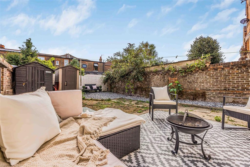 Property photo 1 of 16 Flat 2, 27, Festing Road, Southsea-Small-Porticoma