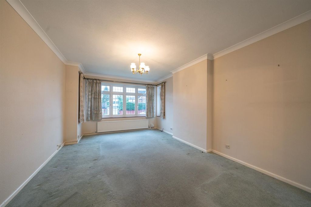 Property photo 2 of 19 Lounge