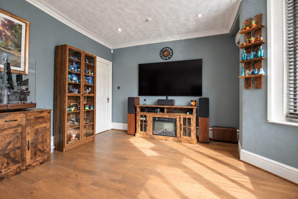 Property photo 3 of 27