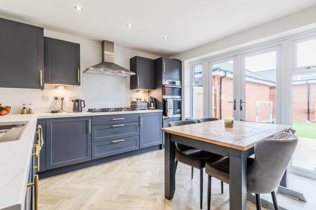 Property photo 3 of 19 Kitchen 1