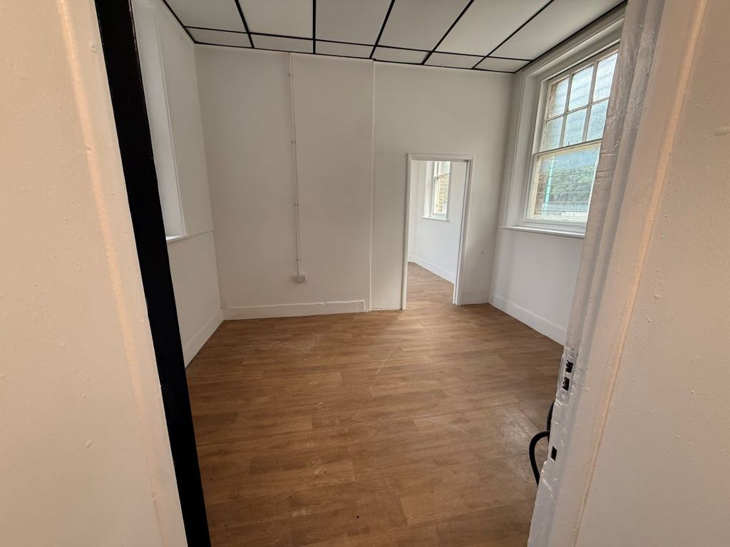 Property photo 3 of 5 An Empty Arch With White Lining