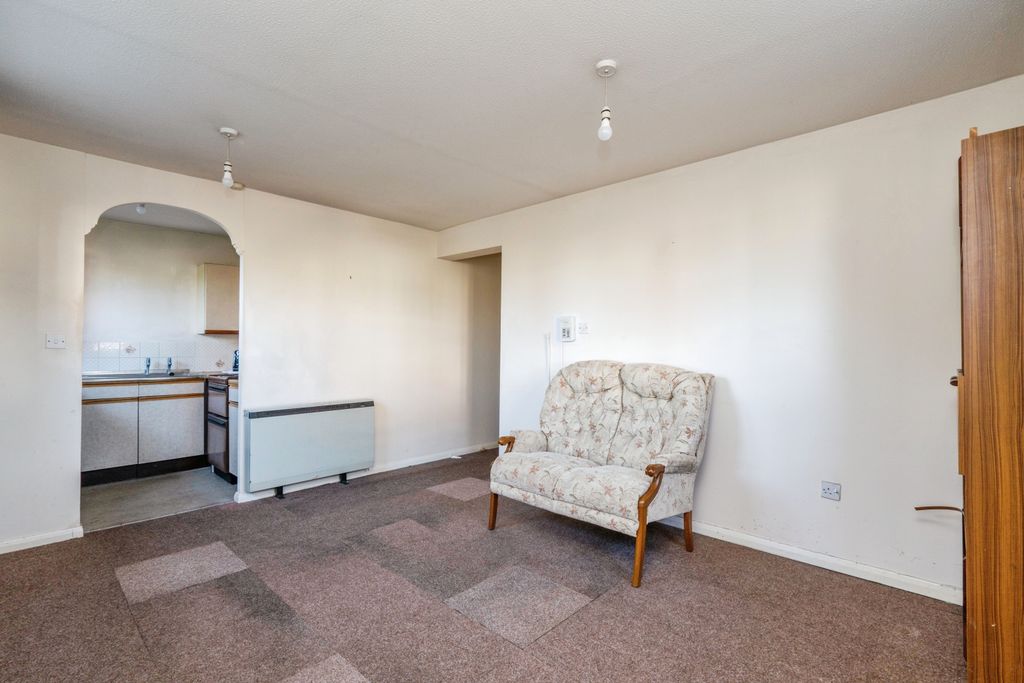 Property photo 3 of 15 Lounge