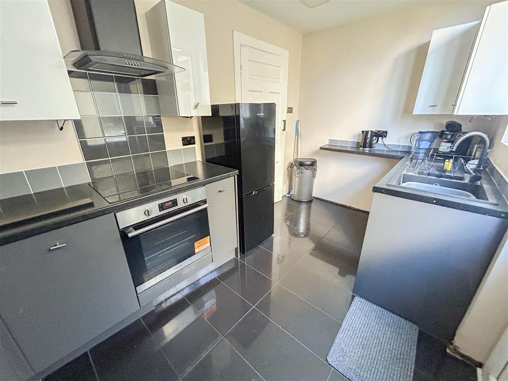 Property photo 3 of 14 Kitchen