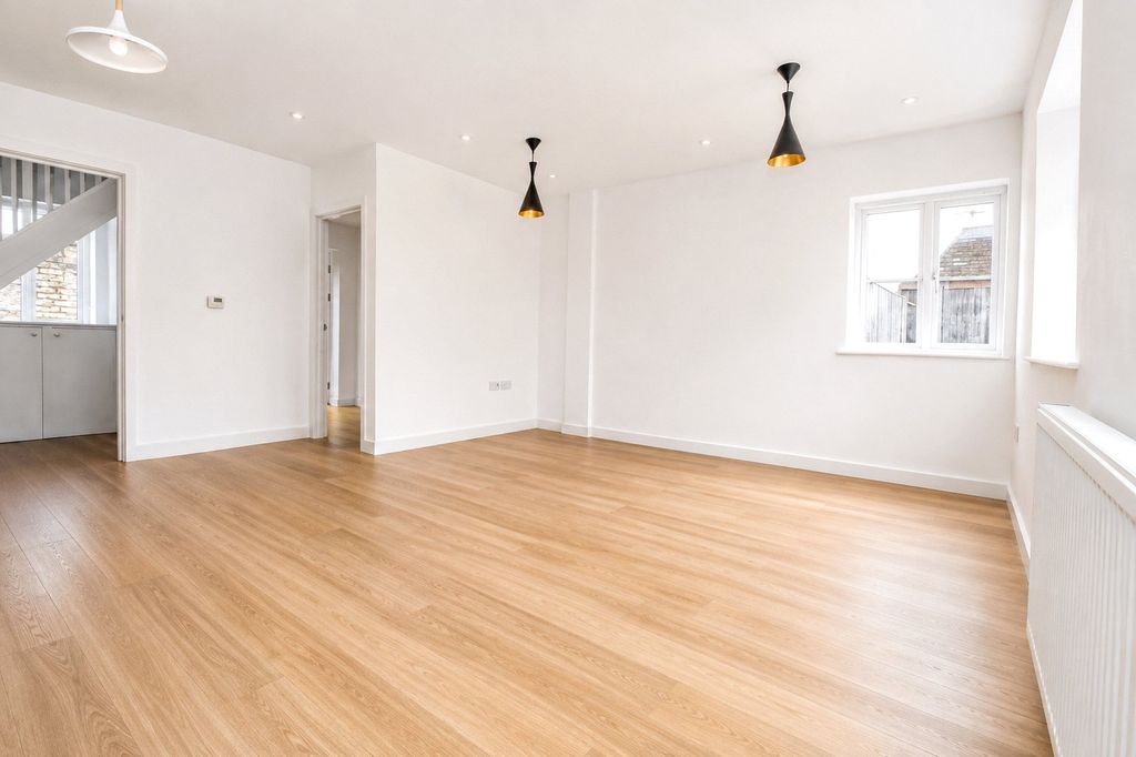 Property photo 1 of 11 Living Room