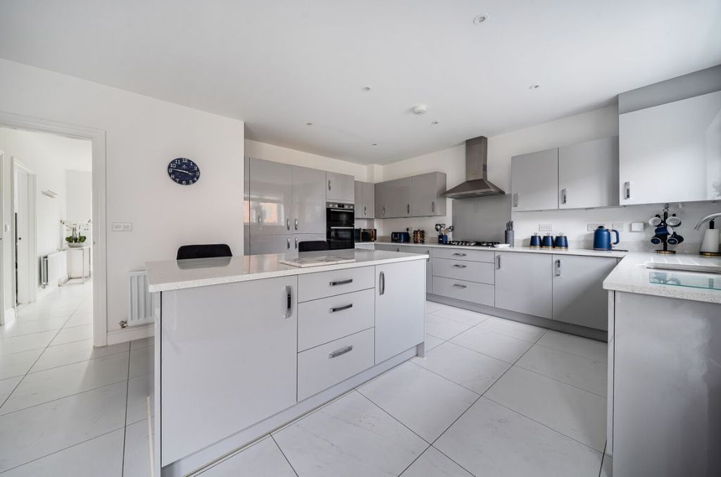 Property photo 2 of 23