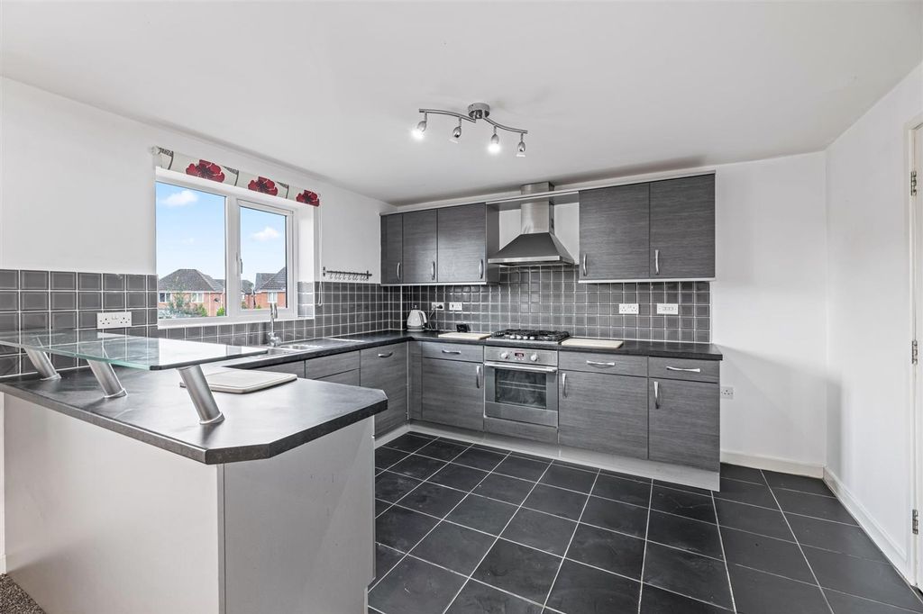 Property photo 3 of 19 Kitchen