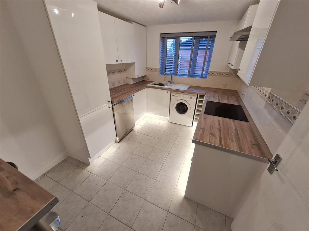 Property photo 3 of 9 Kitchen