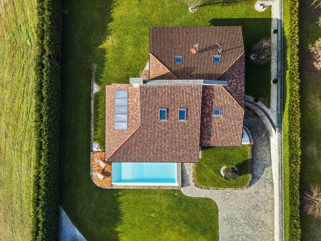 Property photo 2 of 21