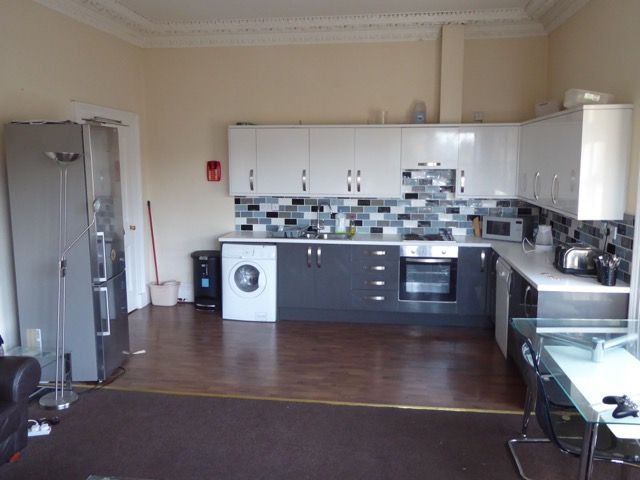 Property photo 1 of 9 Living Room / Kitchen