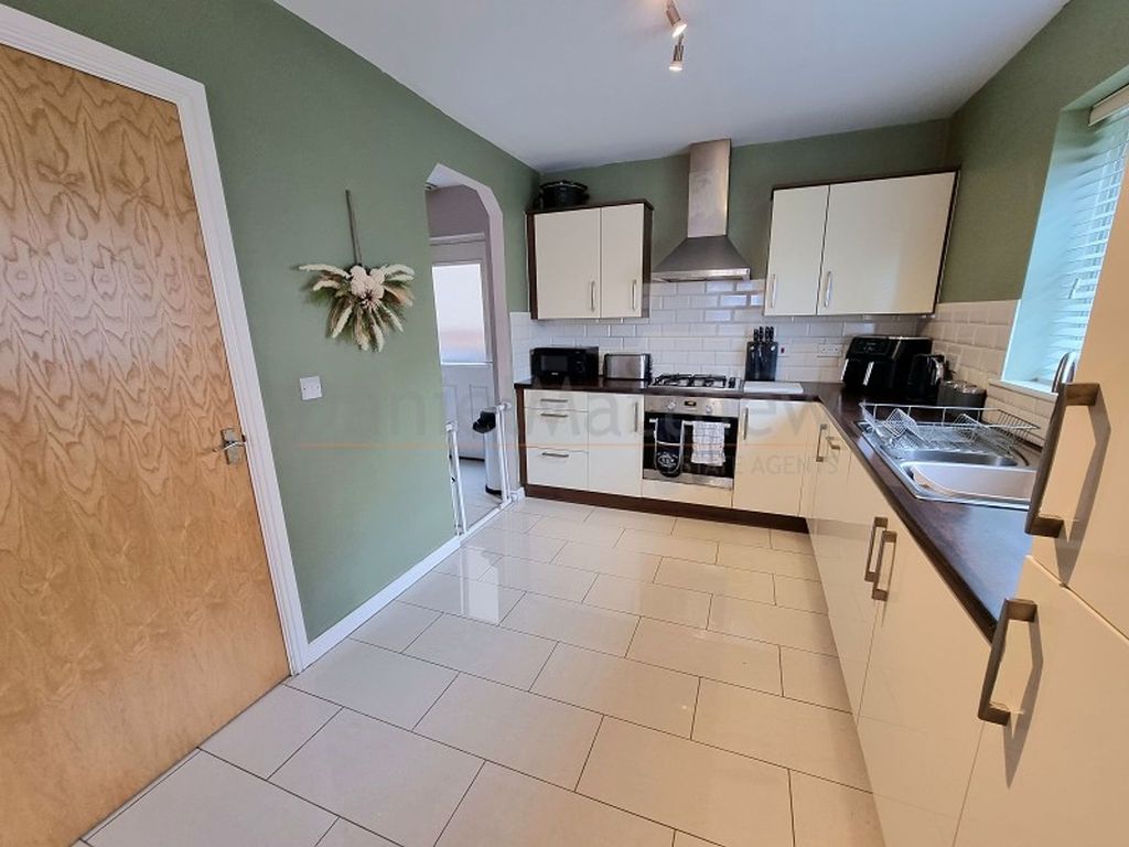 Property photo 3 of 25 Kitchen / Dining Room