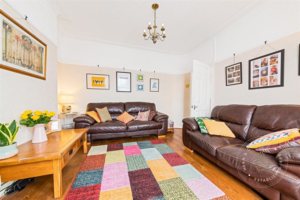 Property photo 3 of 28 Redcliffe-Avenue-20.Jpg