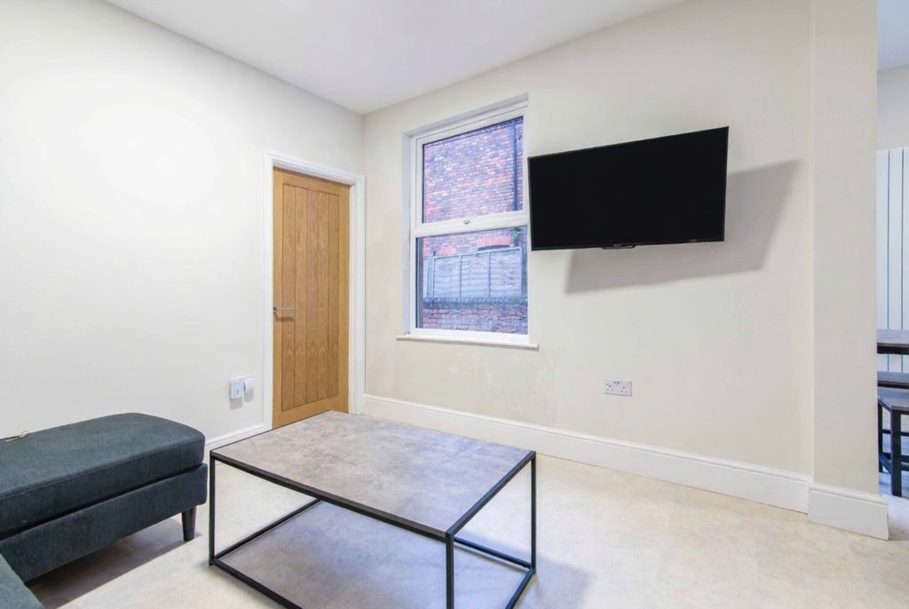 Property photo 3 of 11 267 Derby (6)