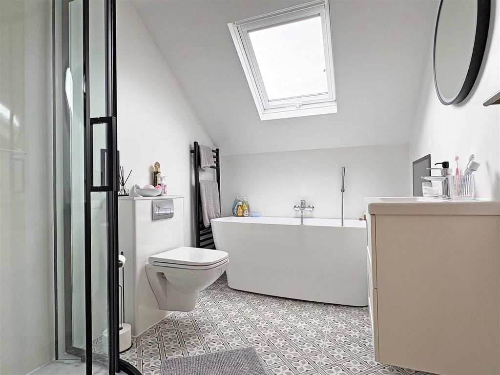 Property photo 3 of 19 Bath.Jpg