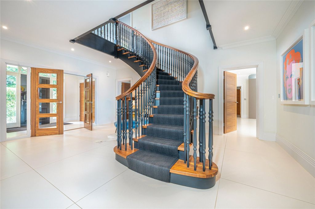 Property photo 3 of 28 Entrance Hall